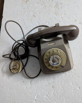 Telefono a disco beige d'epoca e altri telefoni 