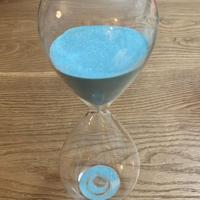 Clessidra di vetro con sabbia azzurra
