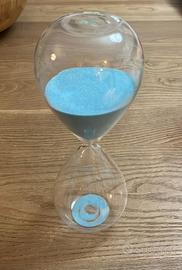 Clessidra di vetro con sabbia azzurra