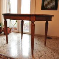 tavolo in legno ovale  del 1700