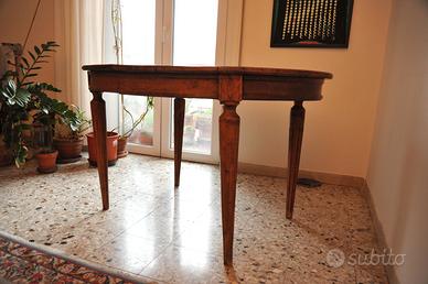 tavolo in legno ovale  del 1700
