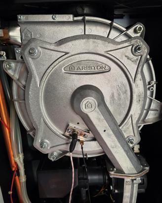 bruciatore/corpo caldaia Ariston