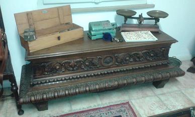 Cassapanca in legno intagliato