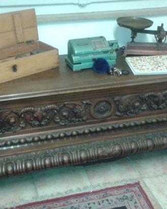 Cassapanca in legno intagliato