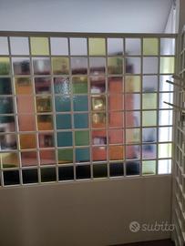 2 pannelli, uno fisso l'altro mobile 