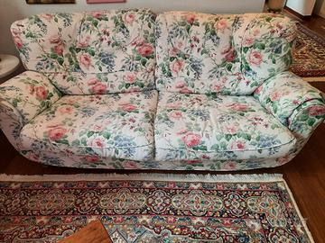 Divano di fattura artigianale.