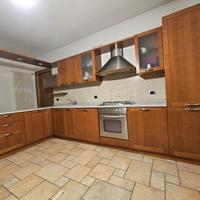 Cucina in legno con piano in marmo