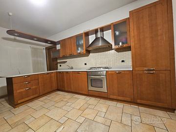 Cucina in legno con piano in marmo