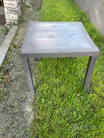 Sedie e tavoli da giardino