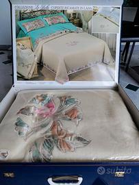 Coperta matrimoniale in pura lana, con ricamo.