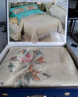 Coperta matrimoniale in pura lana, con ricamo.