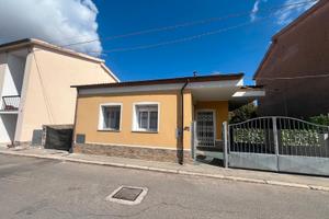 Nulvi e casa con trasmittanza termica