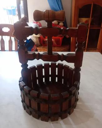 Schiaccianoci vintage in legno a forma di torchio