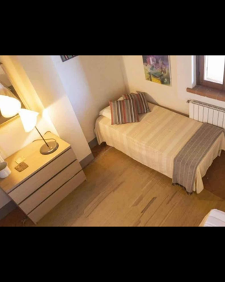 Due lettini in legno, madia e specchio