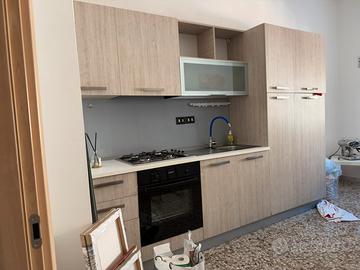 Cucina completa e mobili con lavabo bagno