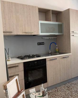 Cucina completa e mobili con lavabo bagno