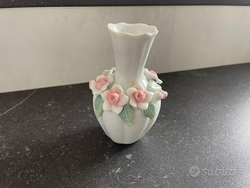 Piccolo vasetto bianco con rose