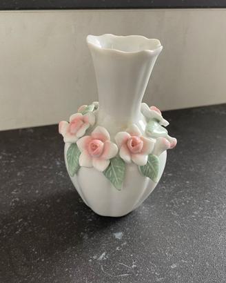 Piccolo vasetto bianco con rose
