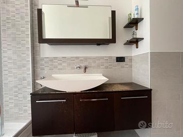 Mobile bagno sospeso con specchiera contenitiva