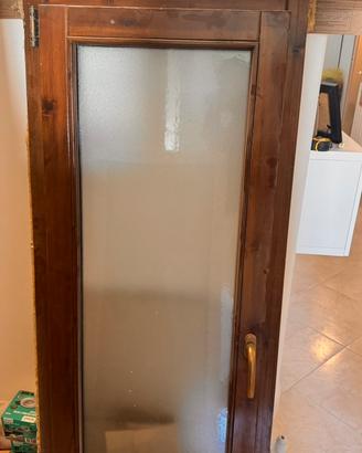 Finestra per bagno in legno con vetro satinato