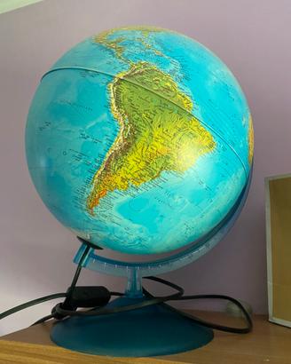 Mappamondo con illuminazione