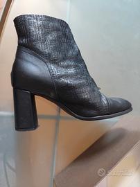 Tronchetti in pelle nera Chie Mihara 