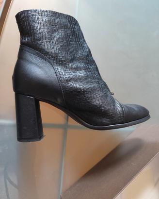 Tronchetti in pelle nera Chie Mihara 