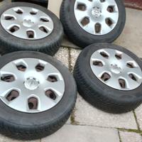 Gomme invernali con cerchi e copricerchi opel