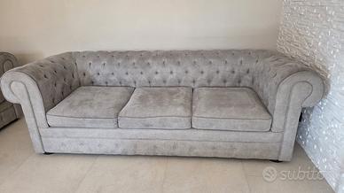 1 divano Chesterfield grigio, anche da ufficio 
