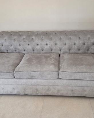 1 divano Chesterfield grigio, anche da ufficio 