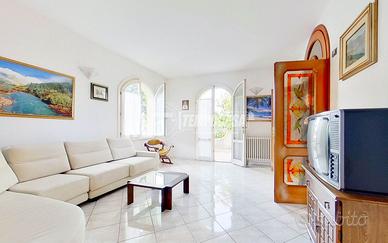 SOLUZIONE BIFAMILIARE CON GARAGE