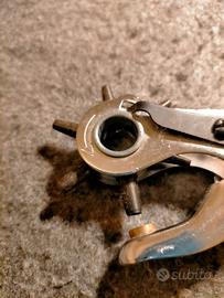Pinza per forare cuoio o altro materiale