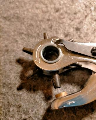 Pinza per forare cuoio o altro materiale