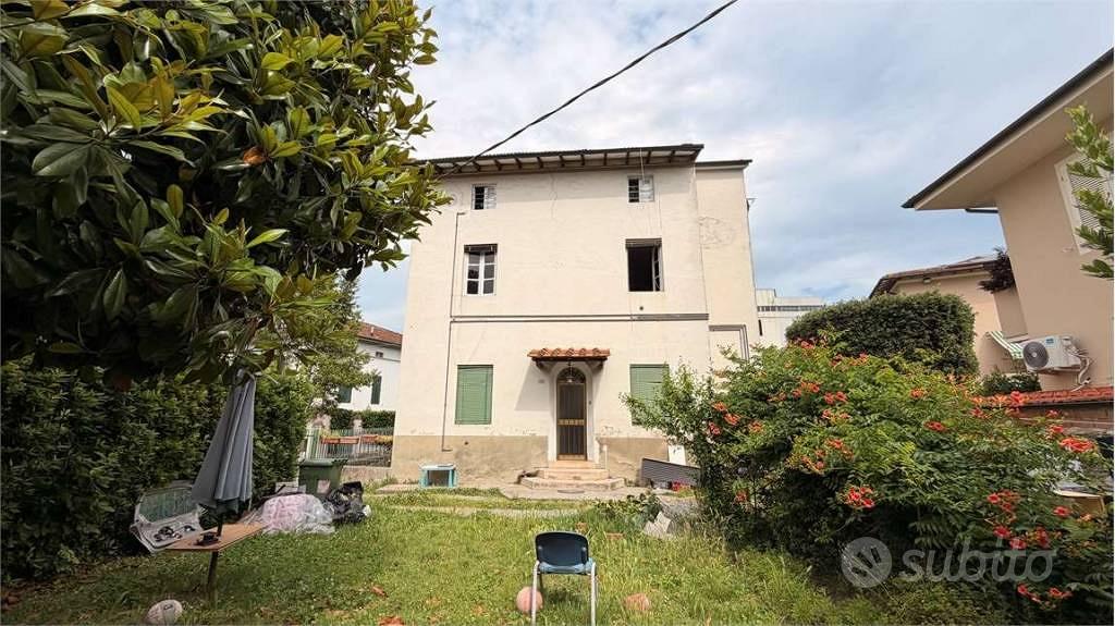 Palazzo / Stabile di 300 m² con più di 5 locali a