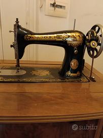 Macchina da cucire d'epoca Singer con mobile