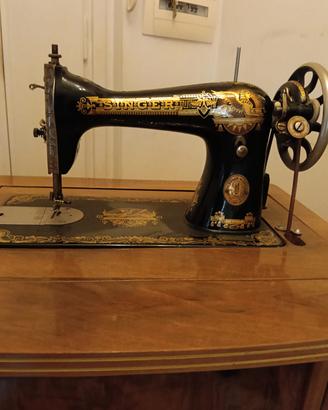 Macchina da cucire d'epoca Singer con mobile