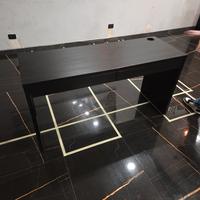 Scrivania ufficio nera con 2 cassetti e passacavi 