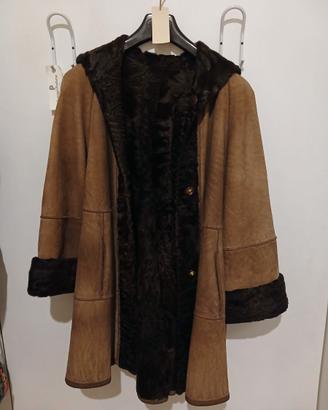 cappotto di montone e astrakan