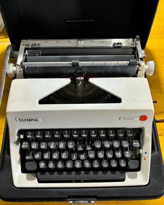 Macchina da scrivere Olympia Vintage