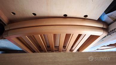 lettino in legno con sbarre