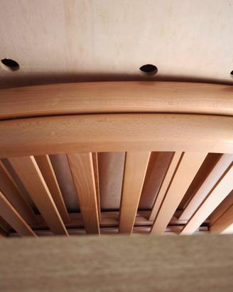 lettino in legno con sbarre