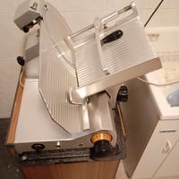 affettatrice lama 25 tutta in acciaio tenuta bene