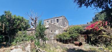 Antico casale con terreno a Carrubba di Giarre