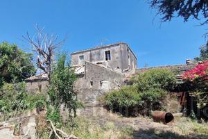 Antico casale con terreno a Carrubba di Giarre