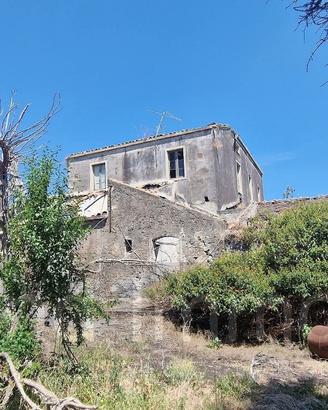Antico casale con terreno a Carrubba di Giarre