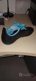 scarpe da calcio e parastinchi 