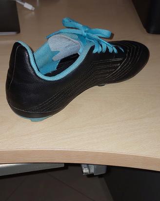 scarpe da calcio e parastinchi 