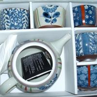 Teiera e 5 tazze in porcellana disegni floreali