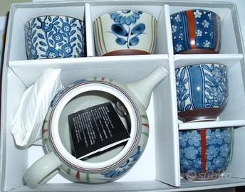 Teiera e 5 tazze in porcellana disegni floreali