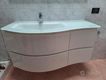 Lavabo da bagno con mobile